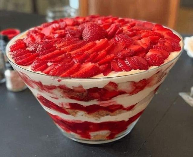 strawberry_cheesecake_trifle.jpg