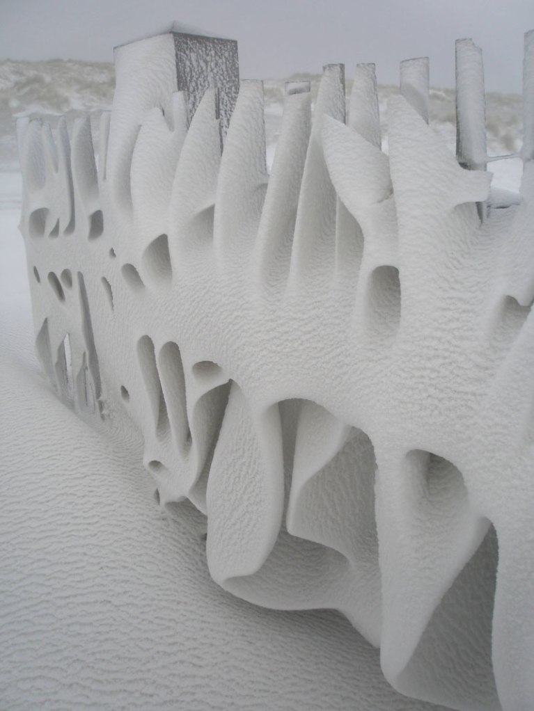 artistic-snowdrift-on-fence-netherlands.jpg