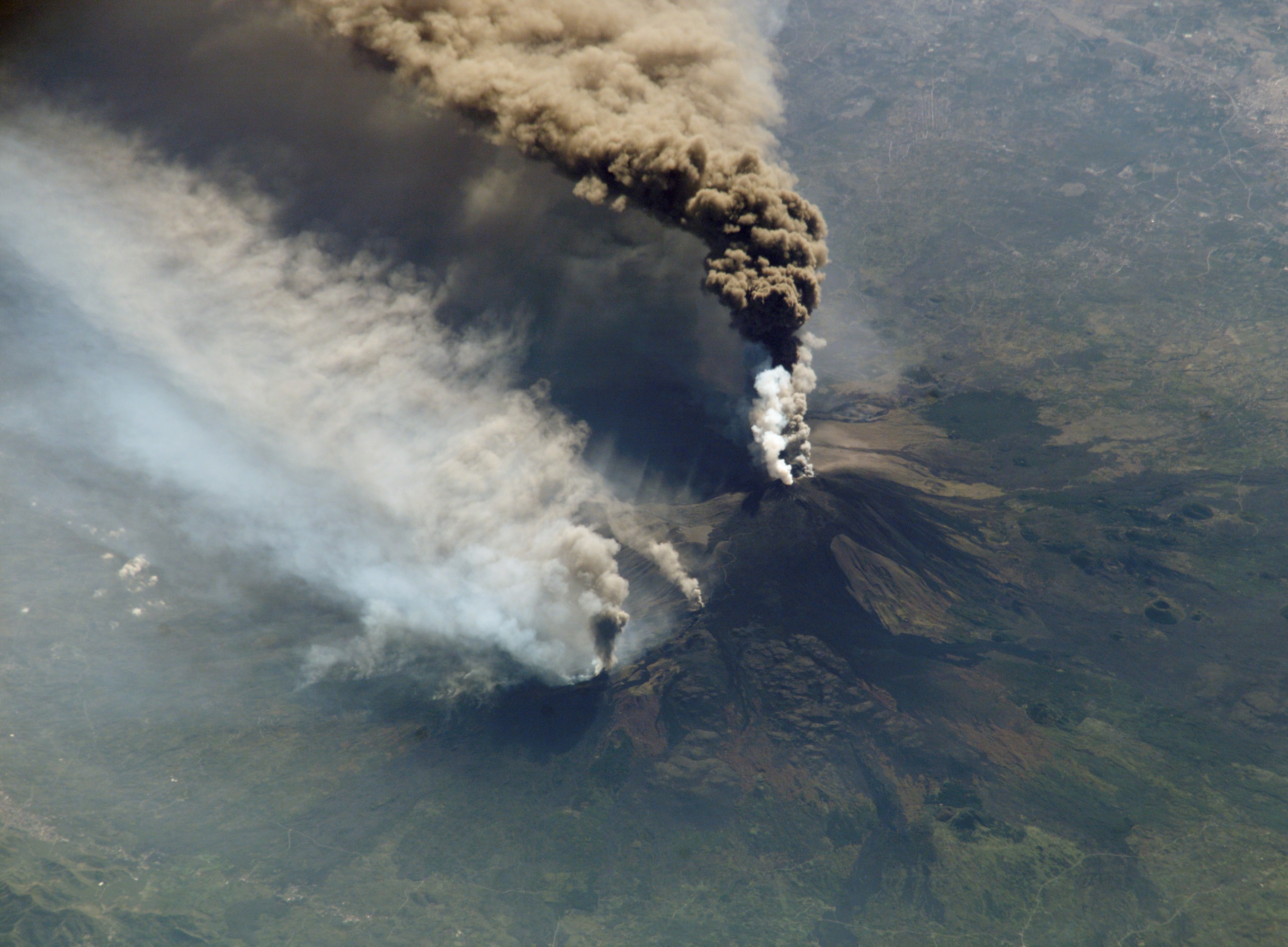 Etna_eruption_seen_from_the_International_Space_Station.jpg